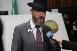 Deputado Delegado Tito Barichello entra com representação contra Renato Freitas por quebra de decoro parlamentar e perda de mandato