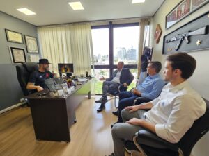 Xerifão recebe visita do Prefeito de Campo Magro em seu gabinete na Assembleia Legislativa