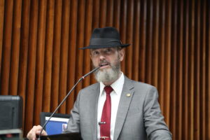 Deputado Xerifão assina a criação da CPI das Fraudes no INSS na Assembleia Legislativa do Paraná