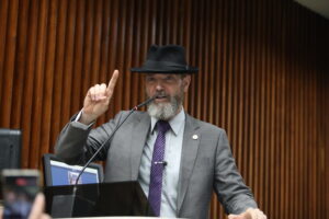 Deputado Tito Barichello critica viagem de Renato Freitas à China e questiona intenções ideológicas