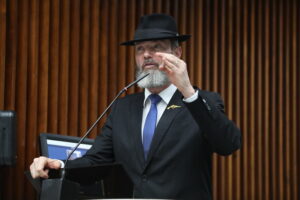 Deputado Tito Barichello entra com representação criminal contra vereadora Profª Angela (PSOL) por suposta apologia às drogas durante audiência pública