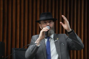 Comerciantes e moradores de Colombo agradecem melhorias em sinalização viária solicitadas pelo Deputado Delegado Xerifão