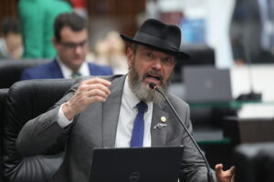 Deputado Delegado Xerifão repudia pedido de vereadora contra atividades religiosas em escola estadual