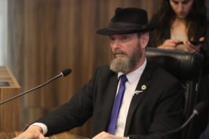 Deputado Delegado Xerifão pede apuração de denúncias sobre acolhimento de menina em Lar Moisés