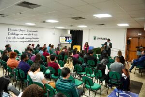 Deputado Delegado Xerifão palestra sobre segurança pública e Teoria das Janelas Quebradas para alunos de Direito da Unifael