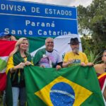 Deputado Delegado Xerifão e vereadora Delegada Tathiana recebem entrega simbólica das bandeiras do Brasil, de Santa Catarina e do Rio Grande do Sul