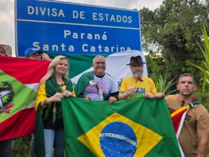 Deputado Delegado Xerifão e vereadora Delegada Tathiana recebem entrega simbólica das bandeiras do Brasil, de Santa Catarina e do Rio Grande do Sul