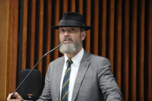 Deputado Delegado Xerifão solicita reforço policial urgente para o Sítio Cercado após denúncias de intimidação na Vila Xapinhal