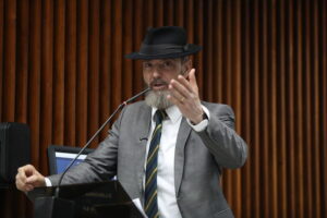 Deputado Delegado Xerifão ocupa tribuna em apoio a motofretistas e motoristas de aplicativo