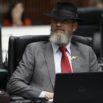 Projeto de lei garante direito de acompanhante para famílias com mais de uma pessoa com deficiência no transporte intermunicipal do Paraná
