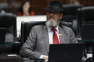 Projeto de lei garante direito de acompanhante para famílias com mais de uma pessoa com deficiência no transporte intermunicipal do Paraná